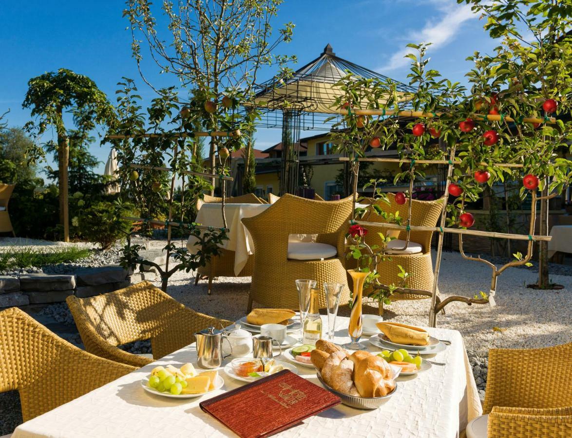 Hotel Winzer Wellness & Kuscheln Sankt Georgen im Attergau Exterior photo
